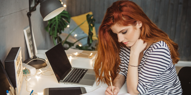 Mulher trabalhando em home office