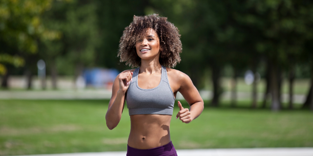 Mulher correndo no parque