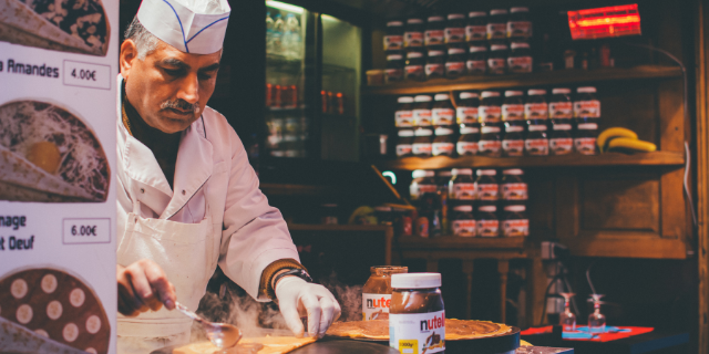 Chef de cozinha preparando pratos