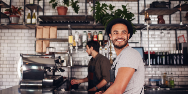 Vendedor sorrindo em sua loja