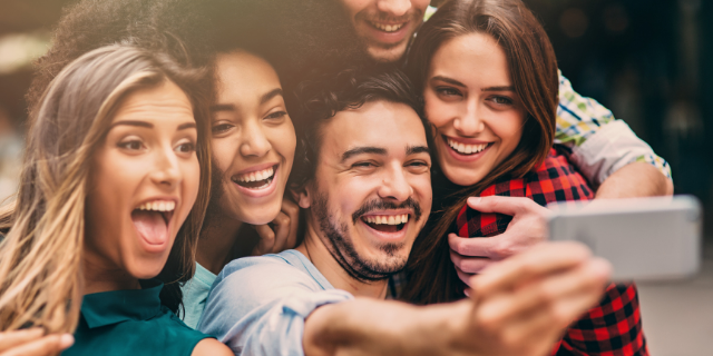amigos sorrindo tirando selfie juntos