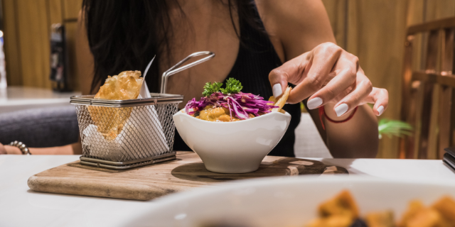 Mulher comendo salada