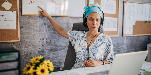 Professora ensinado em aula online