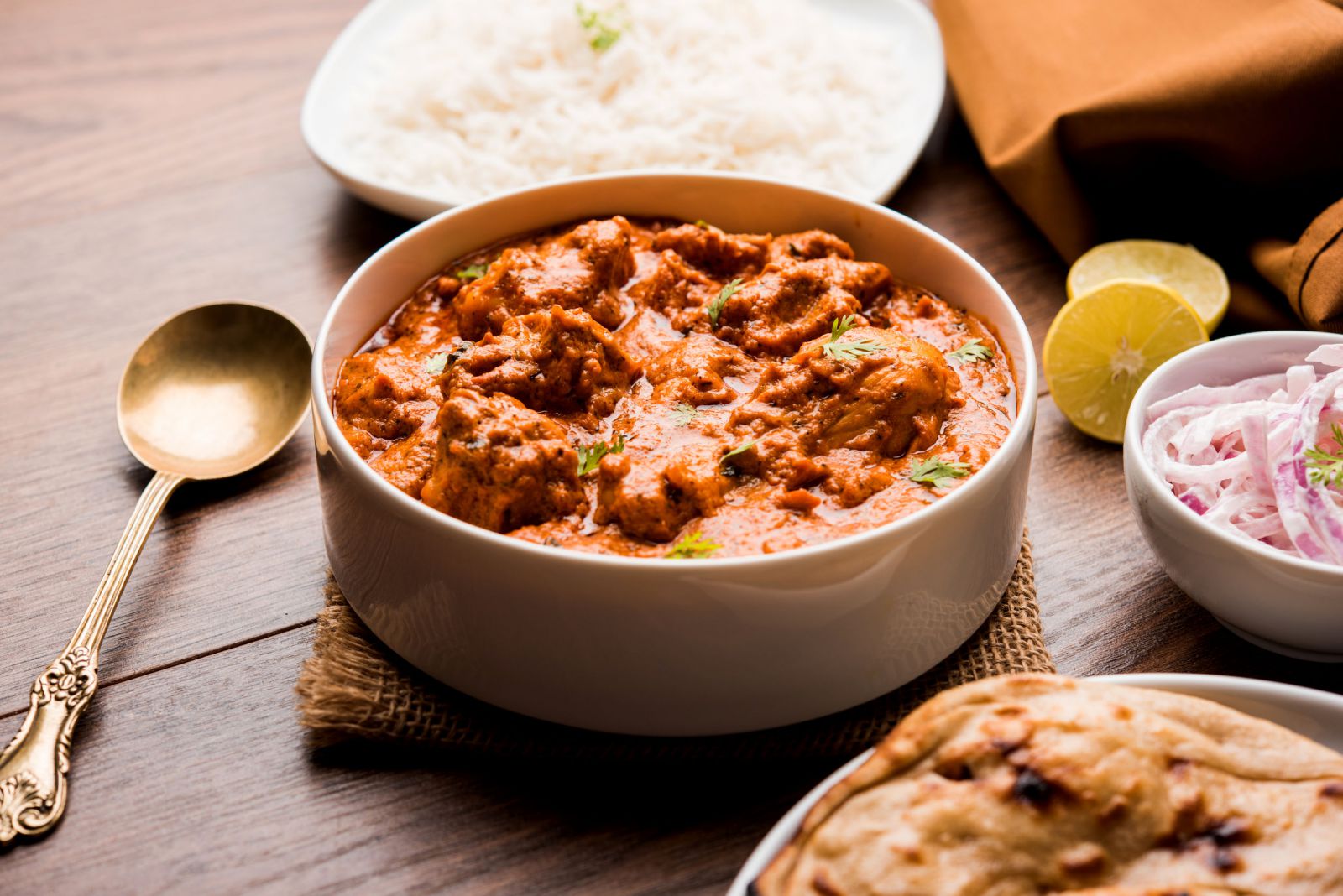 Carne em um pote de porcelana ao lado de uma colher