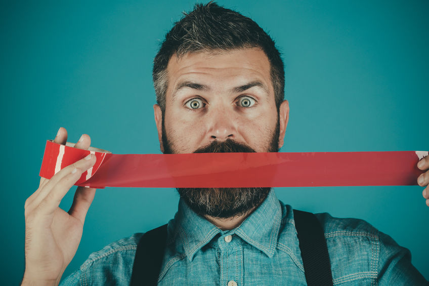 Homem com fita adesiva na boca