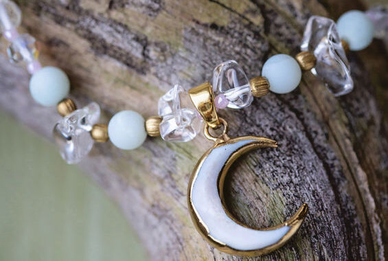 Pulseira com miçangas de pedra da Lua.