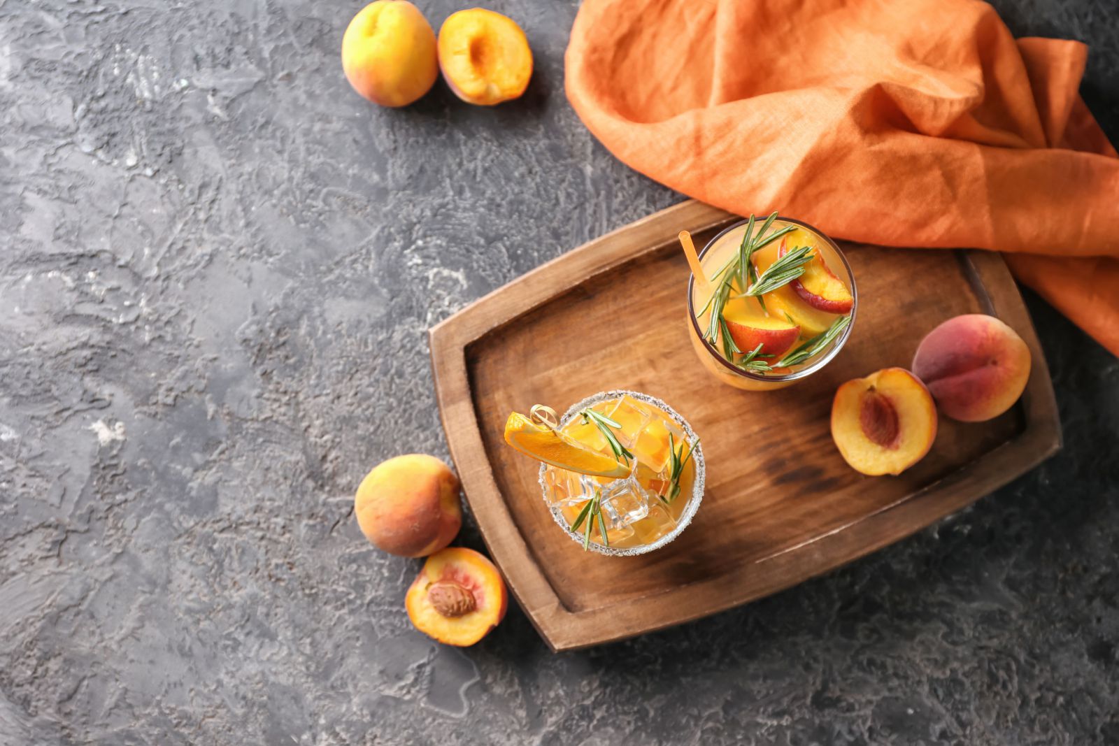 Bebida de pêssego em uma taboa 