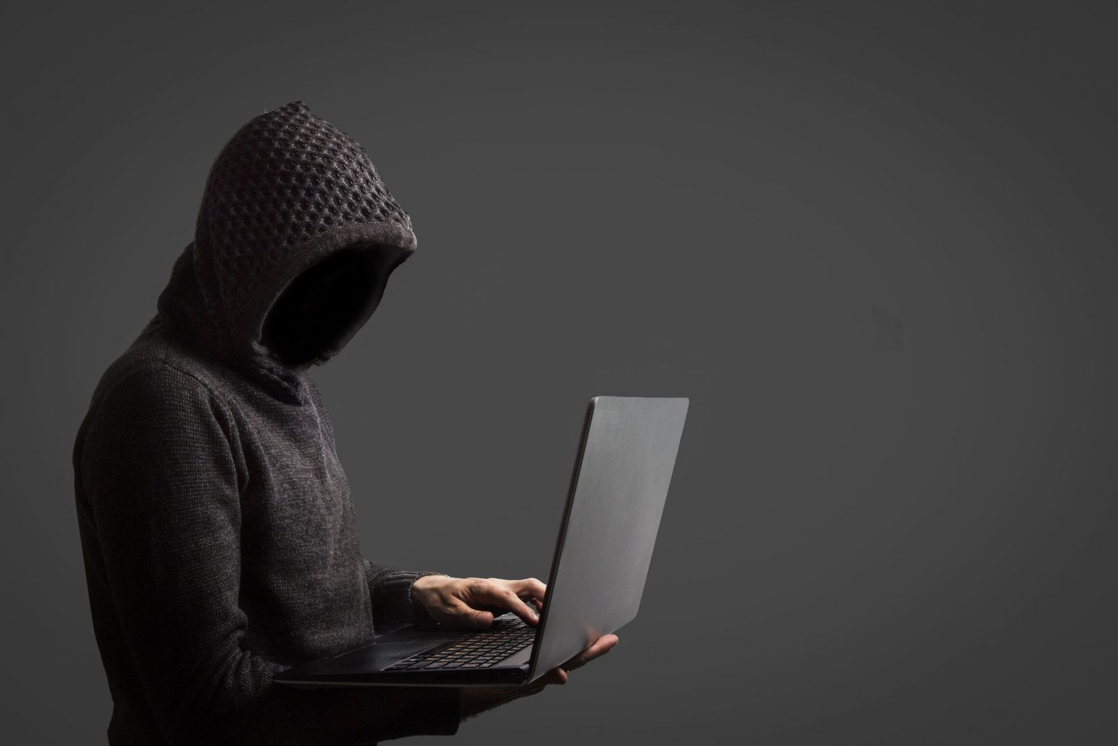 Ladrão usando computador