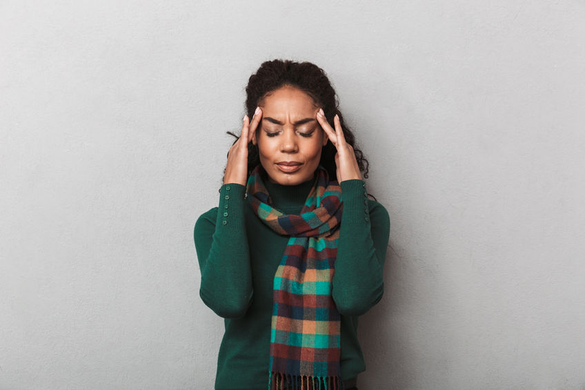 Mulher com as duas mãos na cabeça demonstrando estresse