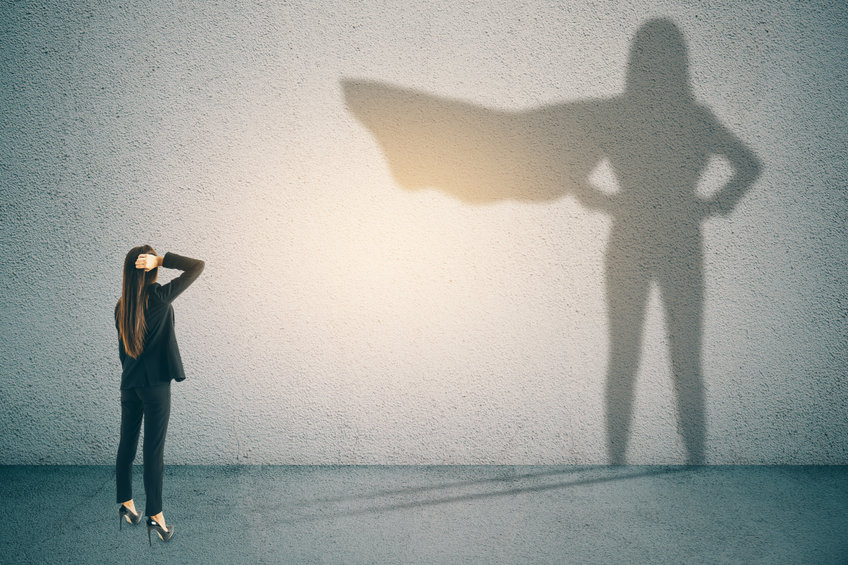 Mulher branca olhando para parede.