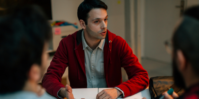 Homem sério na entrevista de emprego