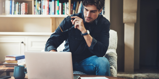 Homem trabalhando em home office