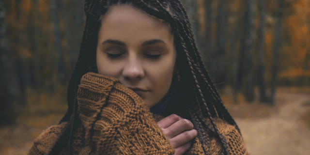 Mulher sorridente andando pela floresta