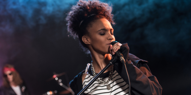 Cantora performando no palco