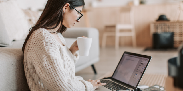 Escritora sentada escrevendo em seu notebook