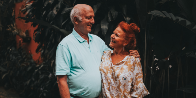 Casal abraçados e sorrindo