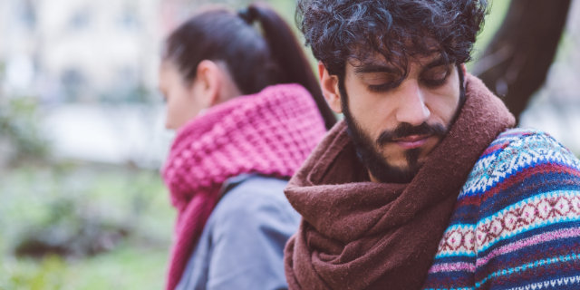 Casal afastado depois do término de relacionamento