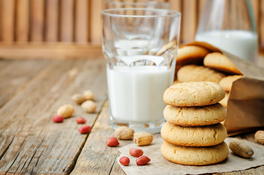 Copo de leite e biscoitos empilhados