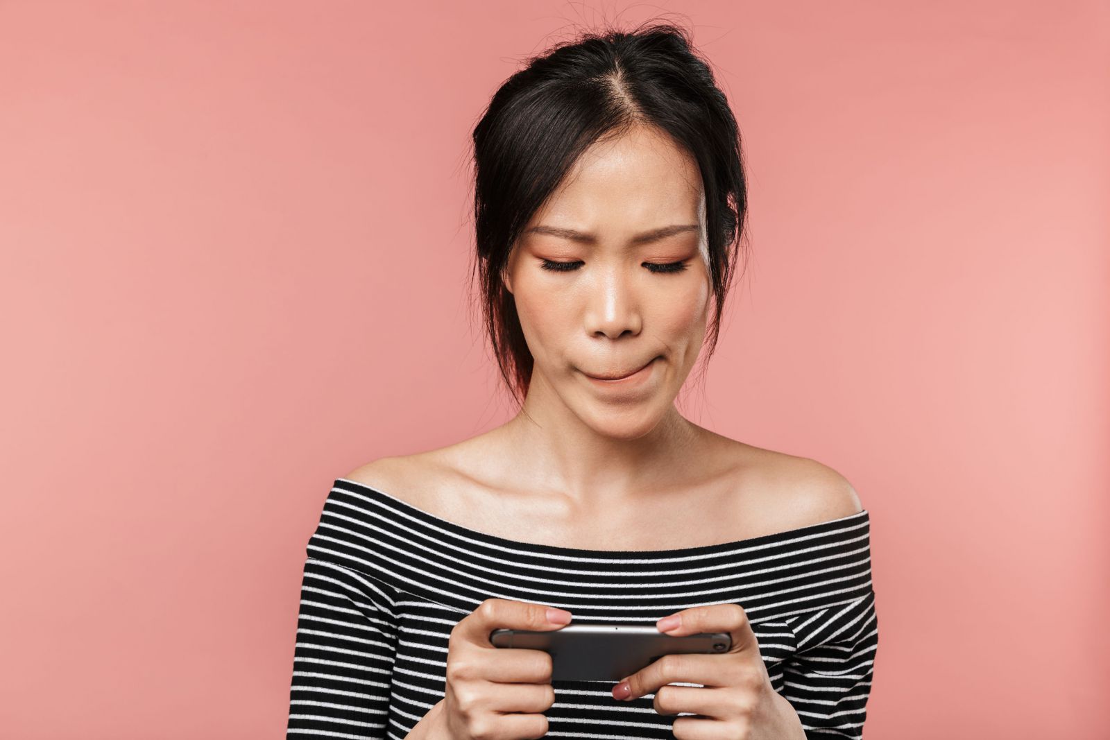 Mulher séria olhando para o celular