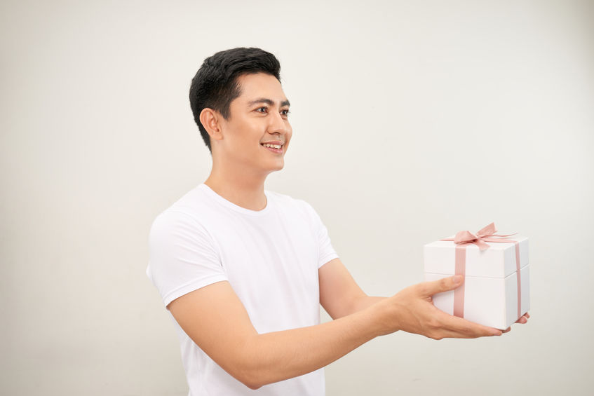 Homem segurando presente