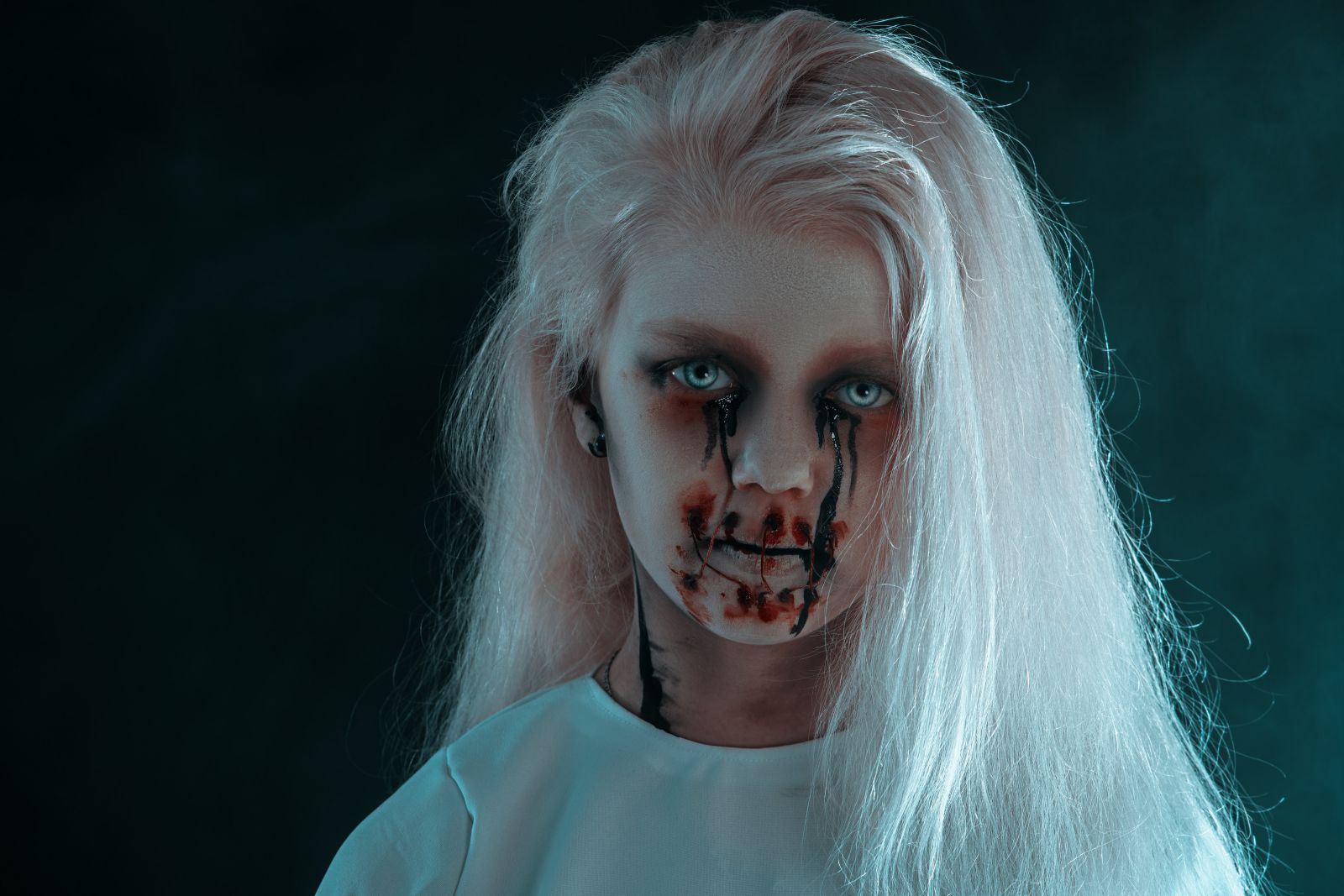 Menina olhando para frente chorando sangue