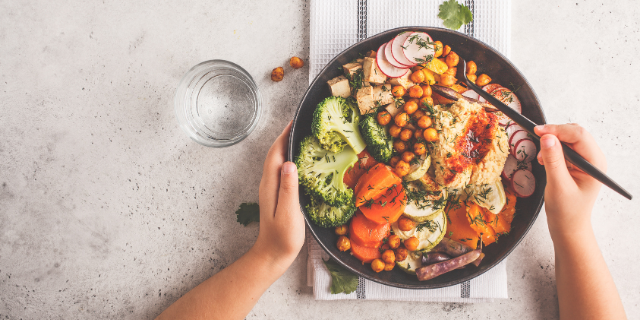 Pessoa comendo prato de salada