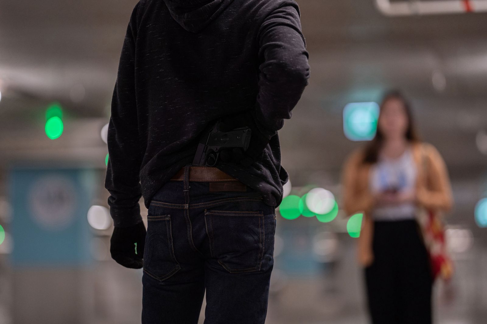 Ladrão em um estacionamento com uma mulher