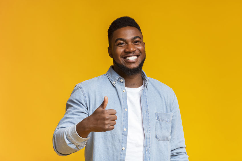 Homem com polegar erguido e sorrindo