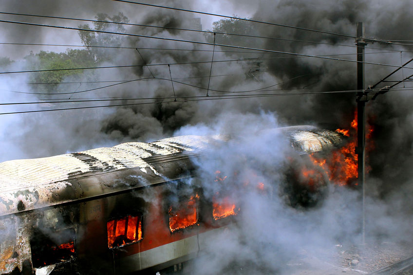 Trem com vagão pegando fogo