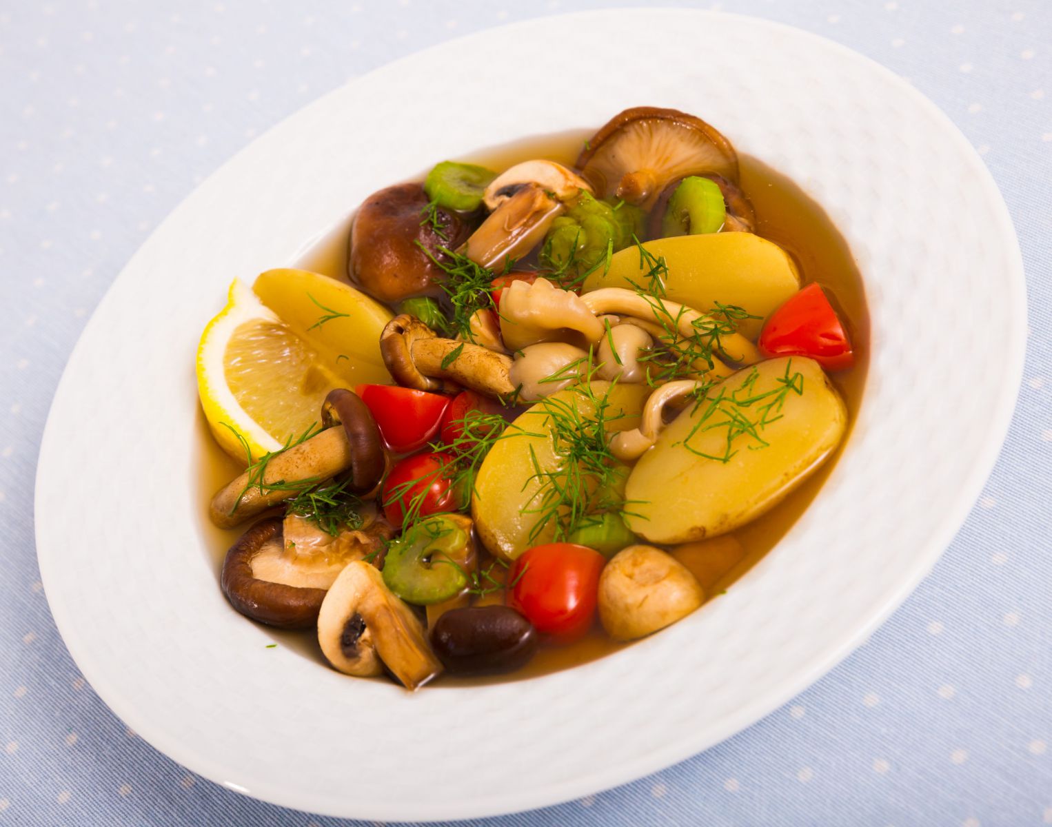 Prato com peixe, batata, tomate e azeitona