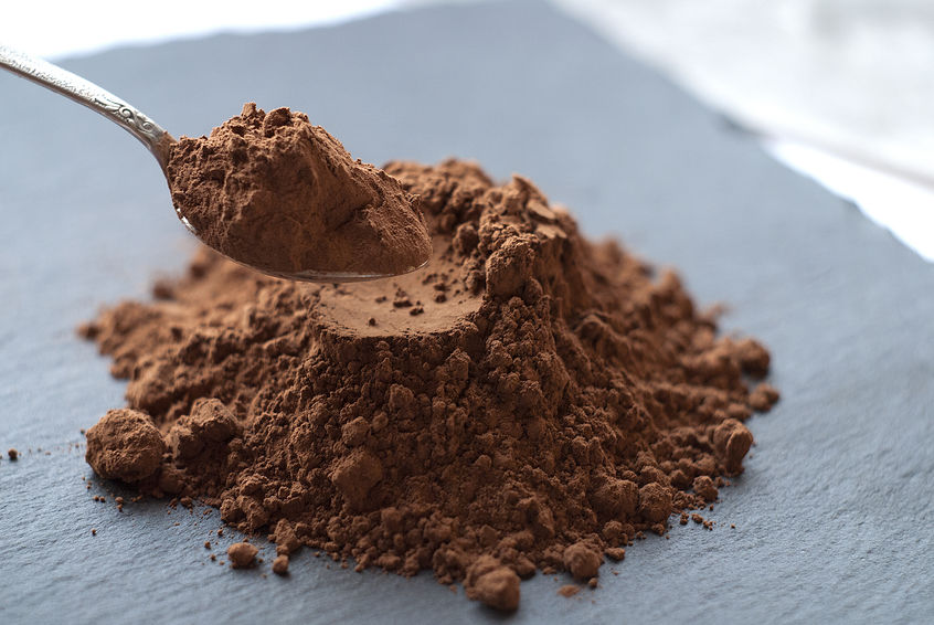 Chocolate em pó com colher cheia.