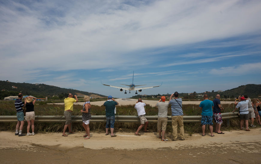 Pessoas vendo avião pousar