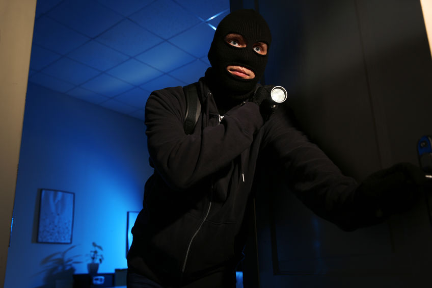 Bandido segurando lanterna