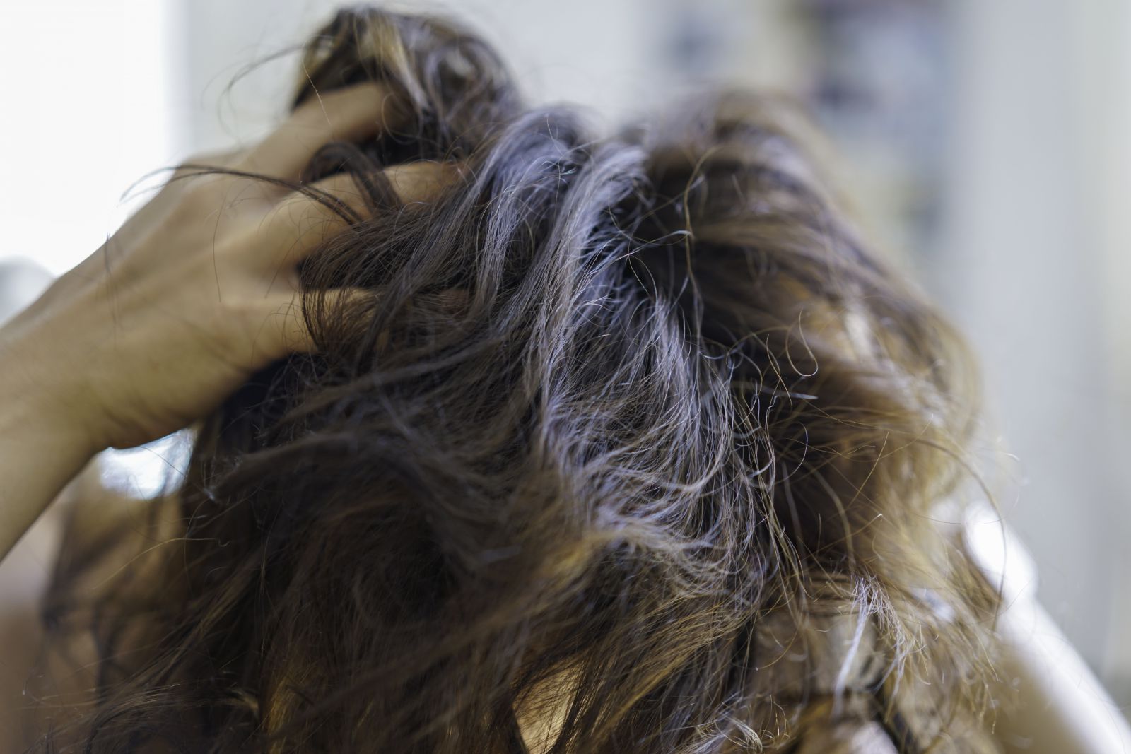 Mulher coçando sua cabeça 