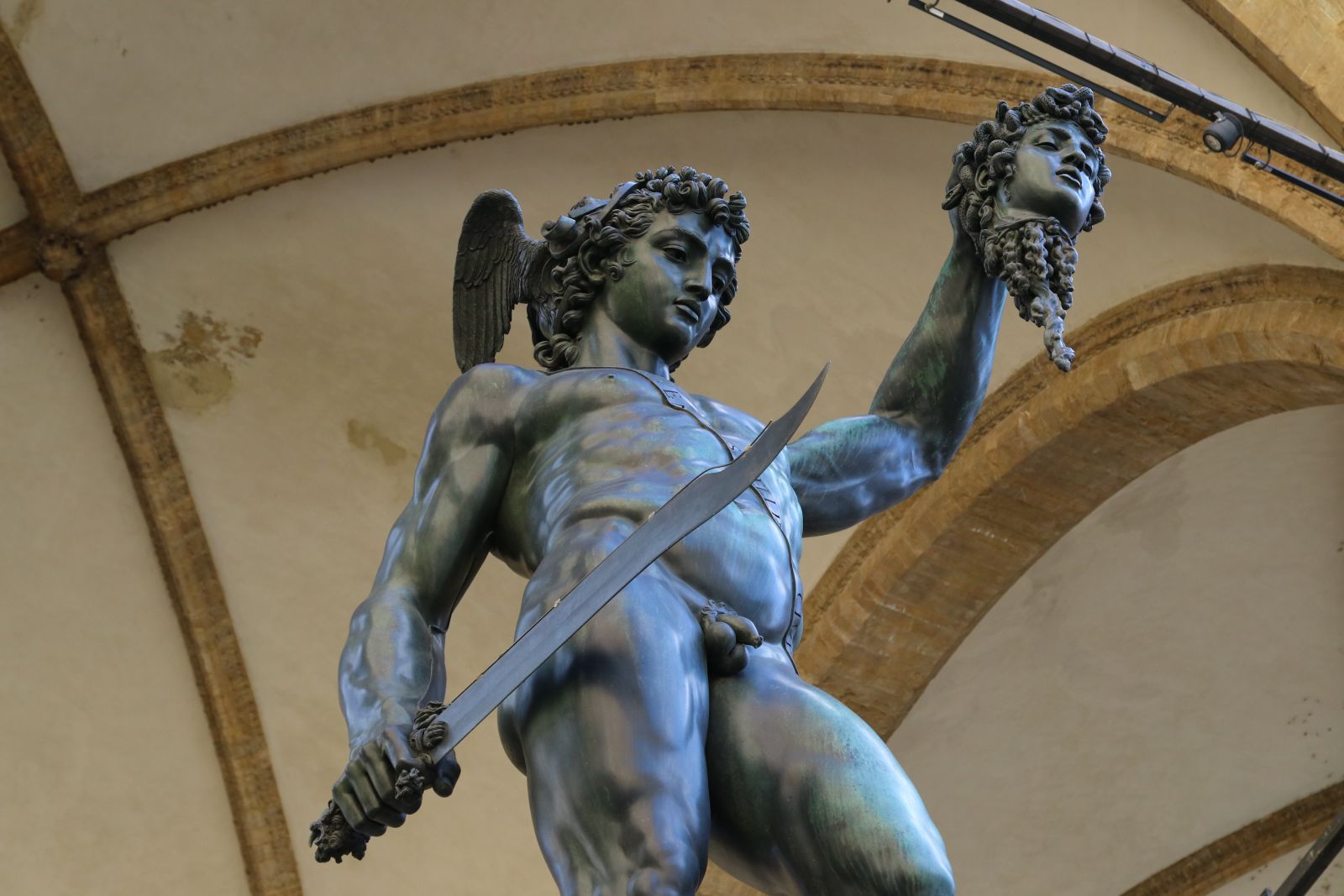 Estátua do Perseu segurando cabeça de Medusa