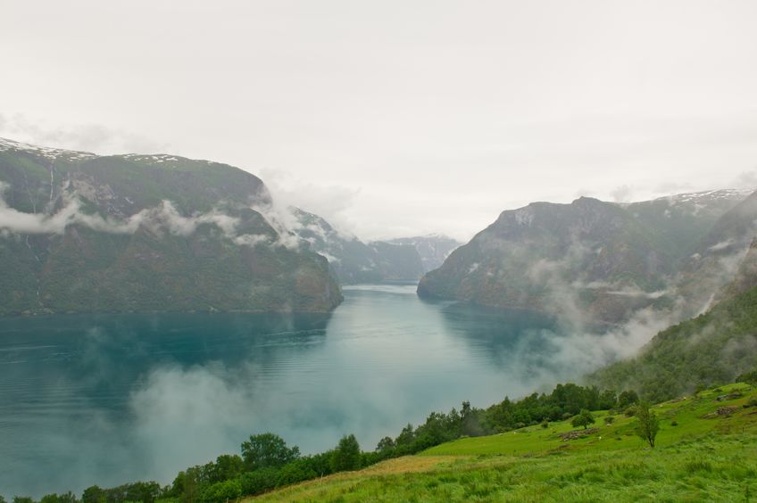 Rio cumprido entre montanhas
