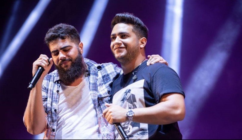Henrique e Juliano cantando no palco