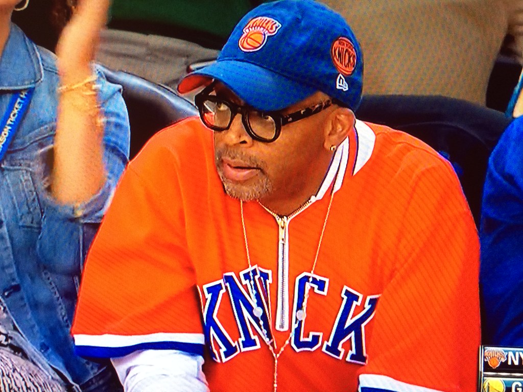 Spike Lee em uma arquibancada