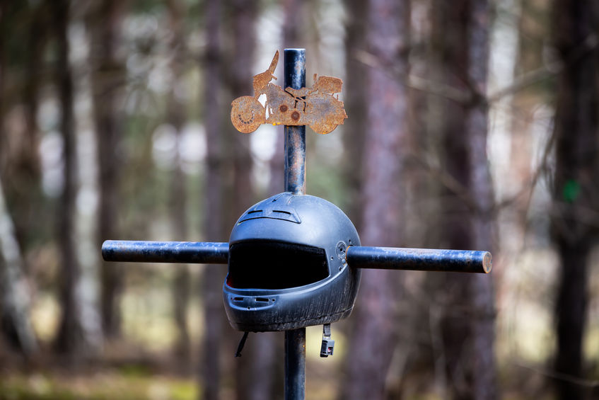 Capacete em cruz na estrada
