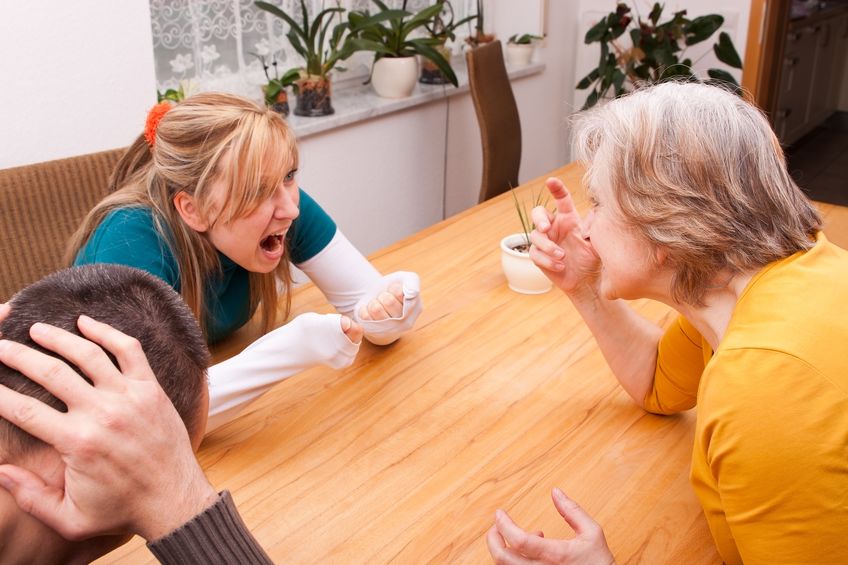 Mãe e filha discutindo em mesa de jantar