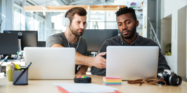 Homens trabalhando em um escritório
