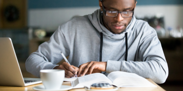 Homem de óculos estudando