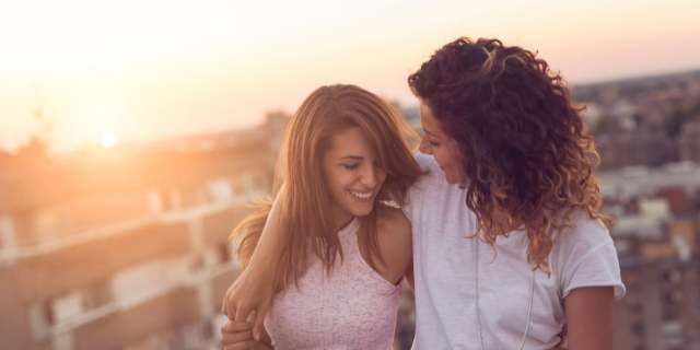Casal sorridente passeando juntas na cidade
