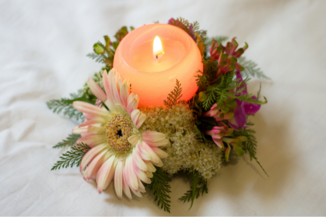 vela e flores para simpatia