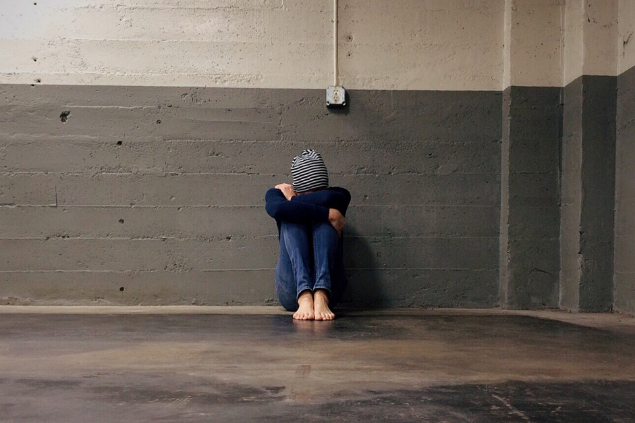 Mulher triste sentada no chão