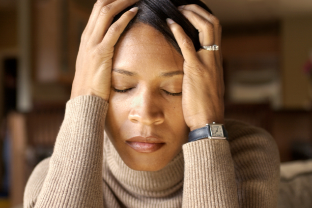 mulher estressada com as mãos apoiadas no rosto