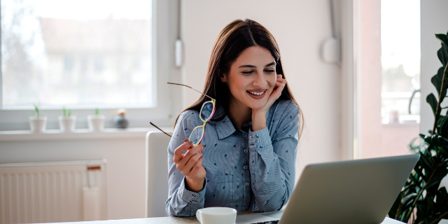 Mulher trabalhando em home office