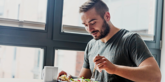 Homem comendo café da manhã saudável