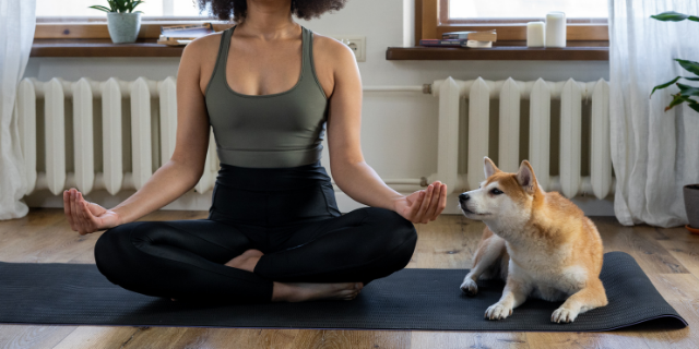 Mulher meditando em casa