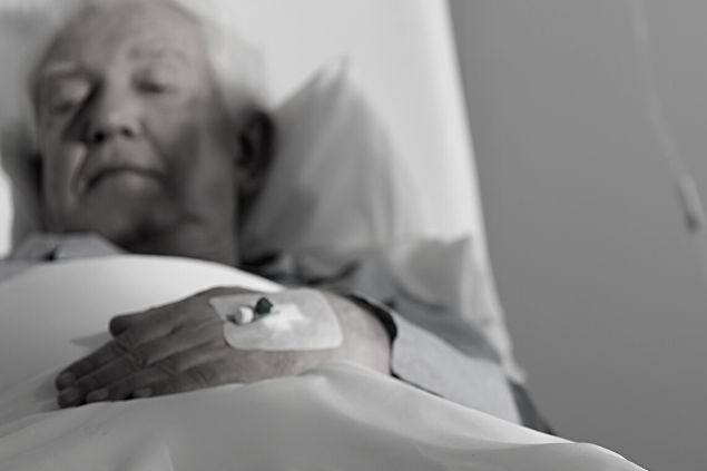 senhor de idade na maca do hospital